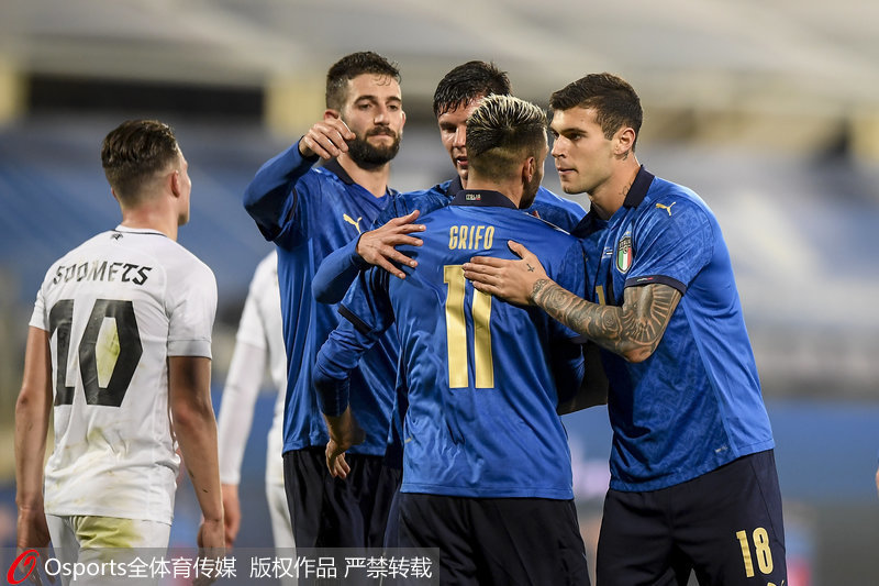 意大利队员庆祝进球