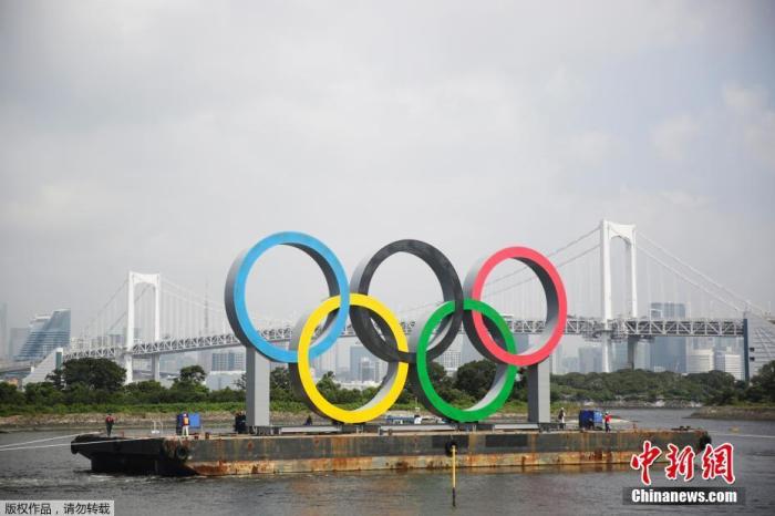 当地时间8月6日，日本东京御台场海滨公园的巨型奥运五环暂时被拆除回厂进行维修。