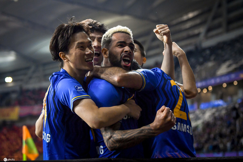 江苏苏宁队员庆祝进球