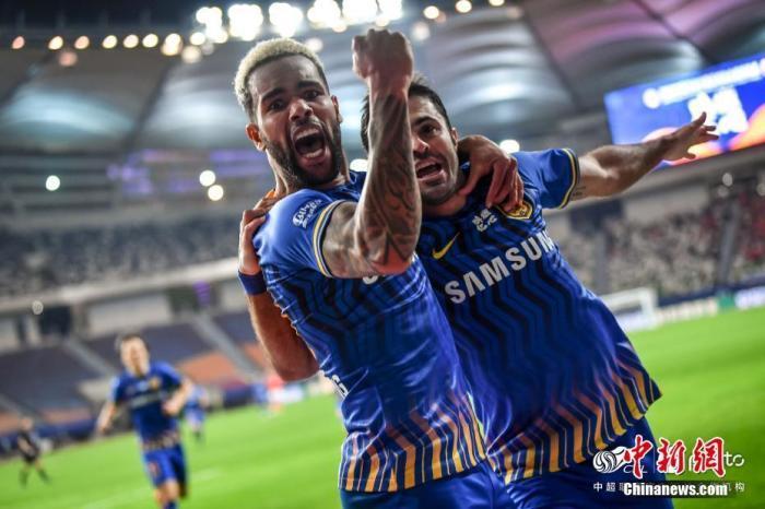 11月12日晚，在中超末轮的争冠大战中，江苏苏宁2:1战胜广州恒大，夺得队史首座中超冠军奖杯。图片来源：ICphoto
