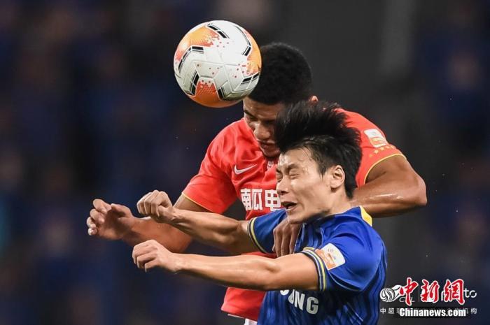 蒋光太与罗竞争抢头球。图片来源：ICphoto