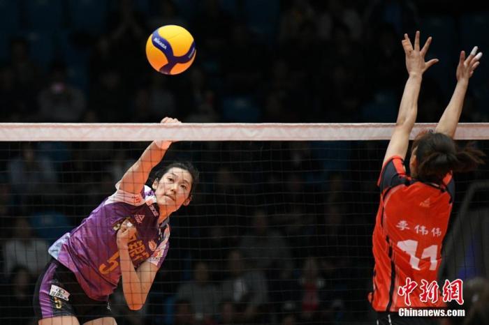 资料图：朱婷(左)代表天津女排在比赛中扣球。 /p中新社记者 佟郁 摄