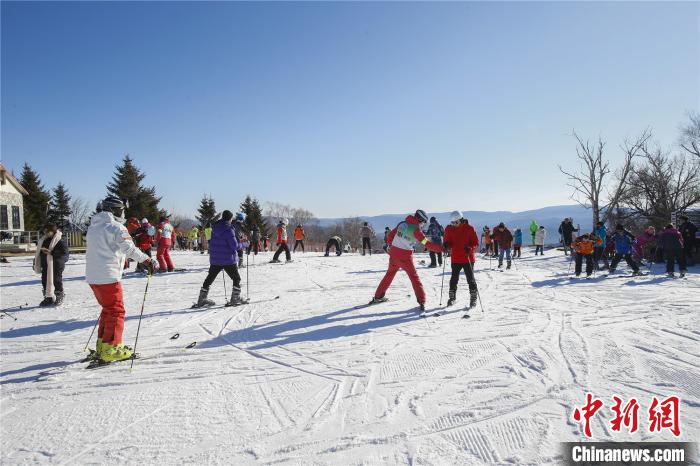 滑雪爱好者在雪道上畅滑 吕品 摄