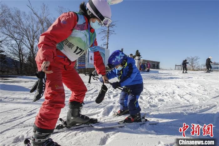 滑雪教练教授小朋友滑雪 吕品 摄