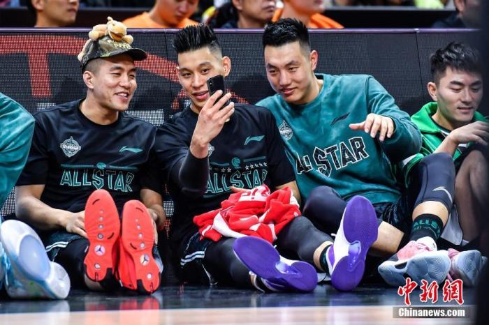 图为北区明星队球员郭艾伦(左一)、林书豪(中)、翟晓川(右二)在场边合影。/p中新社记者 陈骥旻 摄