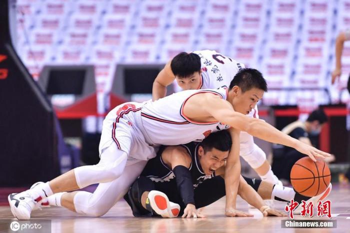 图为广东队周鹏和辽宁队高诗岩争抢球权。图片来源：ICphoto