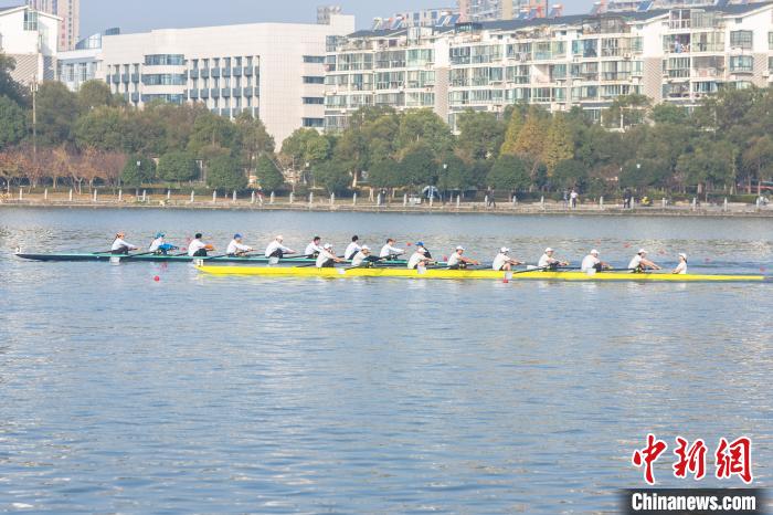 11月15日上午，在江西南昌的青山湖水域，参赛的赛艇选手们正在广阔的湖面上奋力划桨，展开激烈的角逐。　刘力鑫 摄