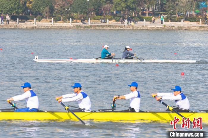 在江西南昌的青山湖水域，参赛的赛艇选手们正在广阔的湖面上奋力划桨，展开激烈的角逐。　刘力鑫 摄