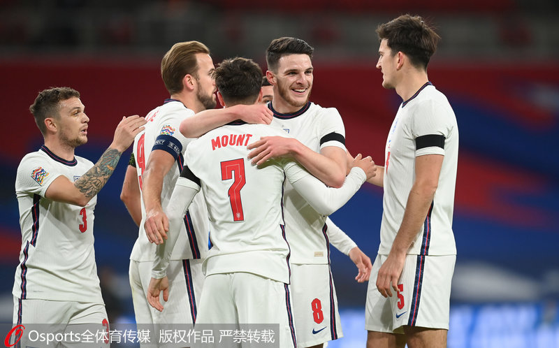 英格兰队员庆祝进球