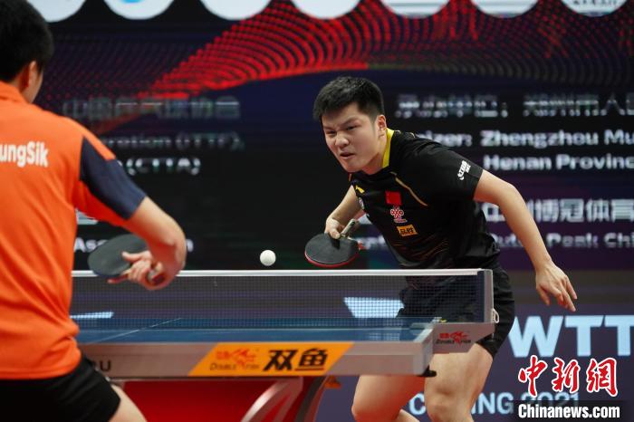 图为2020国际乒联总决赛男单16强比赛中的中国名将樊振东。　阚力 摄