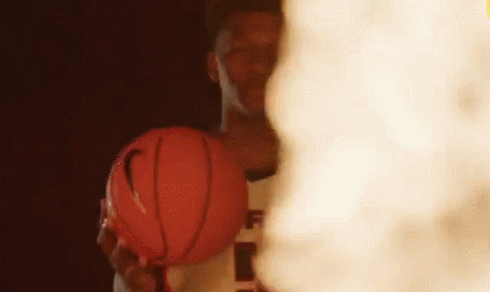 爱德华兹展示5号球衣