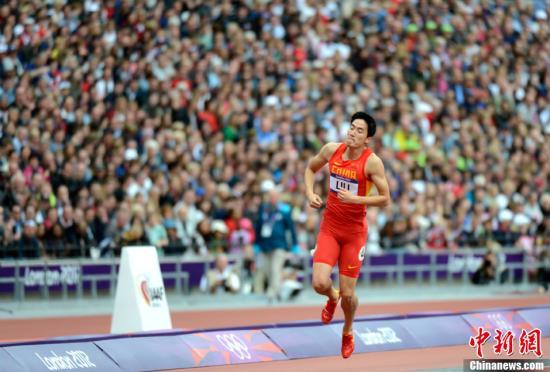 资料图:伦敦奥运会男子110米栏预赛,刘翔意外摔倒无缘半决赛。记者 廖攀 摄 资料图:伦敦奥运会男子110米栏预赛,刘翔意外摔倒无缘半决赛。记者 廖攀 摄