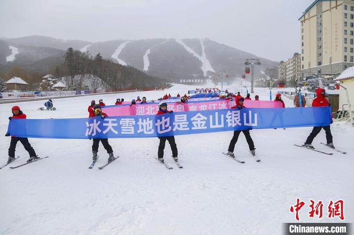 滑雪方阵表演。　吕品 摄