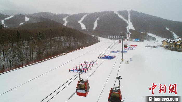 航拍亚布力雪山滑道。　吕品 摄