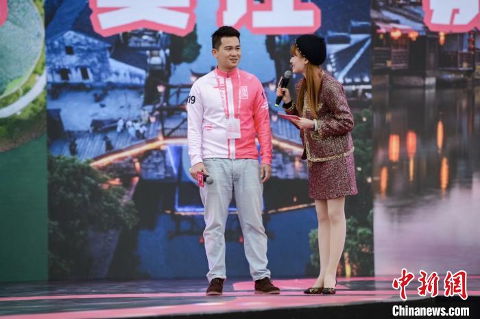 中国车手秦晨路介绍青浦线路 青浦区政府供图 中国车手秦晨路介绍青浦线路 青浦区政府供图