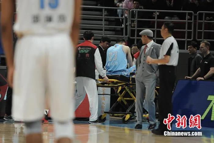 2019年12月25日，新疆队球员阿不都沙拉木在与北京首钢的CBA常规赛中受伤离场。李骏 摄
