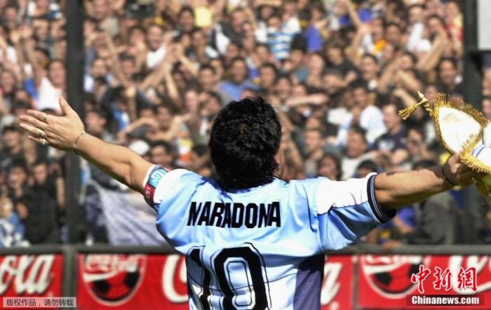 2001年11月10日，马拉多纳在个人告别赛上向球迷致敬。