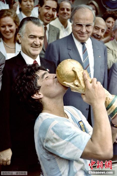 1986年6月29日，墨西哥城的阿兹特卡体育场，马拉多纳在阿根廷夺得世界杯冠军后亲吻奖杯。