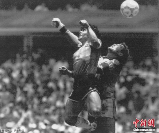 资料图：1986年6月22日，墨西哥世界杯四分之一决赛阿根廷对阵英格兰的比赛中，马拉多纳用手将球打入英格兰球队大门，而这一幕著名的“上帝之手”瞬间正好被相机记录下来。