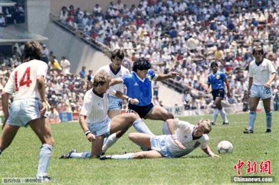 资料图：1986年6月22日，墨西哥世界杯四分之一决赛阿根廷对阵英格兰的比赛中，马拉多纳连过数人，上演“世纪进球”。