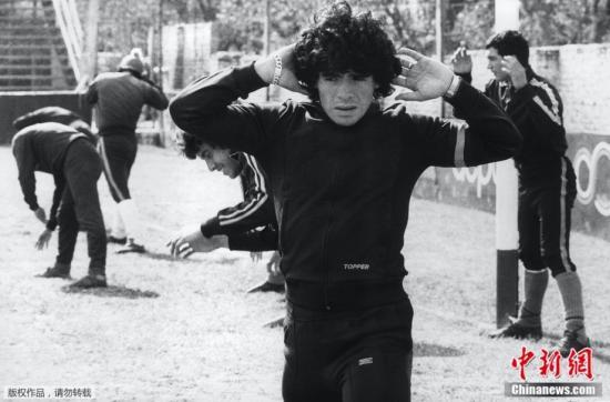 资料图:1977年9月12日,阿根廷布宜诺斯艾利斯,年仅16岁的马拉多纳在比赛场边热身准备登场。 资料图:1977年9月12日,阿根廷布宜诺斯艾利斯,年仅16岁的马拉多纳在比赛场边热身准备登场。