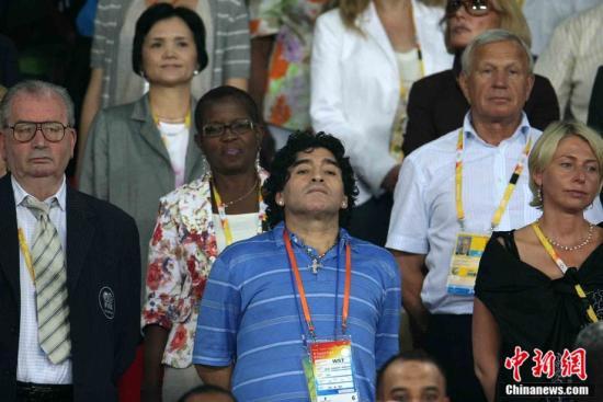 资料图:2008年8月19日,北京奥运会男足第二场半决赛在北京工人体育场举行,球王马拉多纳到场观看巴西、阿根廷遭遇战。中新社记者 任晨鸣 摄 资料图:2008年8月19日,北京奥运会男足第二场半决赛在北京工人体育场举行,球王马拉多纳到场观看巴西、阿根廷遭遇战。/p中新社记者 任晨鸣 摄