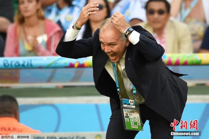 萨维利亚在2014年世界杯决赛现场指挥。