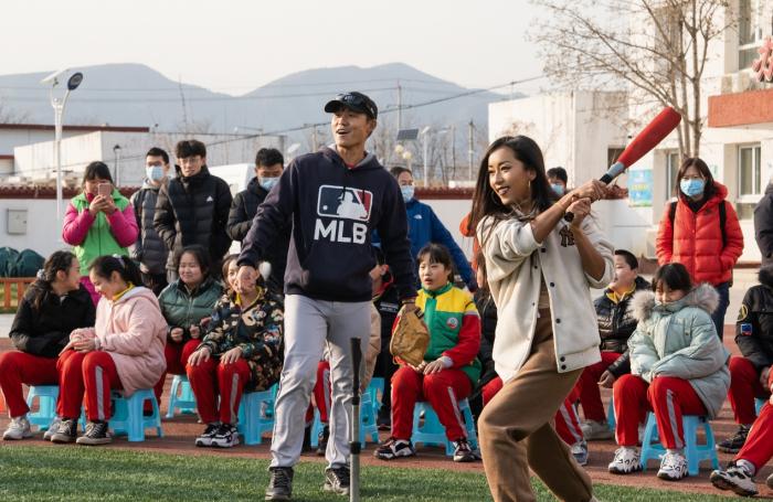 吉克隽逸和学生们共同学习打棒球的技巧。MLB中国供图