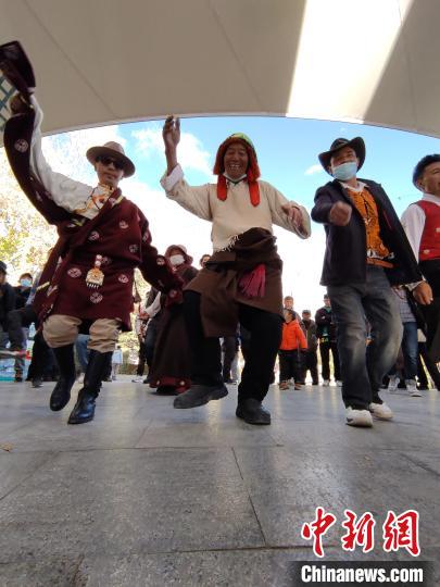 图为西藏当地民众跳起欢快的舞蹈。资料图 江飞波 摄