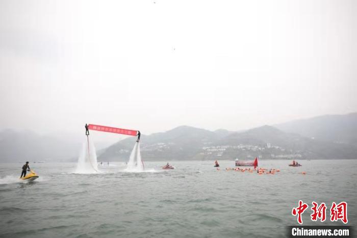 冬泳健儿在宽约1000米的公开水域横渡长江。巴东融媒体中心 供图