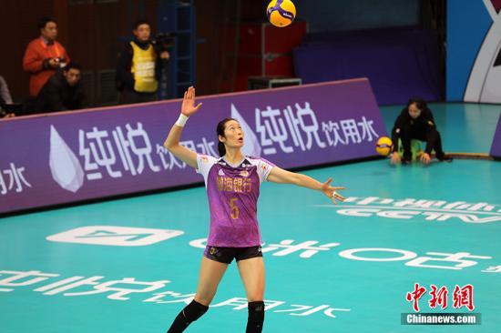 资料图：2019年12月28日，2019—2020赛季女排超级联赛半决赛展开第二轮争夺，经过五局鏖战，朱婷领衔的天津队以3：2(25：23，25：23，22：25，18：25，15：5)战胜北京女排，以大比分2：0进入决赛。图为朱婷在比赛中发球。/p中新网记者 田博川 摄