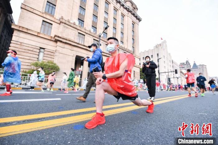 第25届上海国际马拉松赛29日鸣枪开跑。上马组委会供图