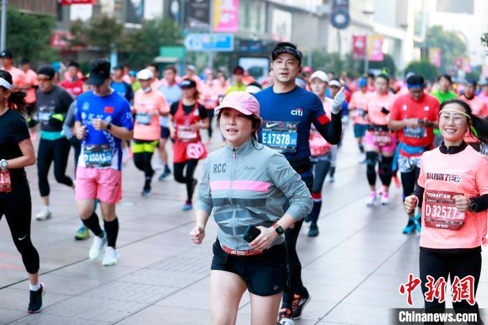 第25届上海国际马拉松赛29日鸣枪开跑。　汤彦俊 摄