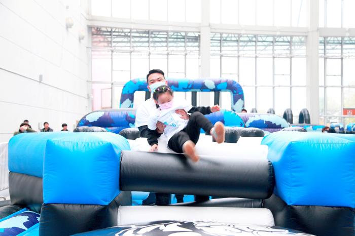 家长与孩子在比赛中 组委会供图 家长与孩子在比赛中 组委会供图