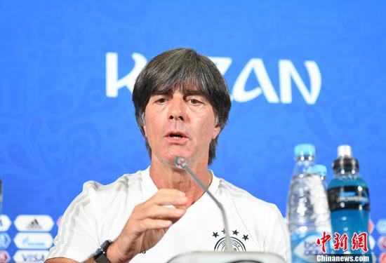 资料图：2018年6月26日，德国队主帅勒夫在喀山体育场亮相赛前发布会。由于德国队此前一胜一负，因此接下来对阵韩国的比赛极为关键。 /p中新社记者 田博川 摄