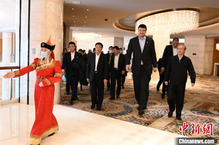 内蒙古自治区副主席郑宏范(前排右一)欢迎中国篮协主席姚明来访。　刘文华 摄