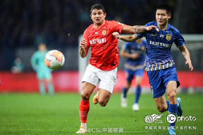 11月12日的中超决赛次回合中,广州恒大1:2不敌江苏苏宁,无缘中超冠军。中超联赛/IC photo官方供图 11月12日的中超决赛次回合中,广州恒大1:2不敌江苏苏宁,无缘中超冠军。中超联赛/IC photo官方供图