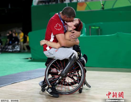 资料图：当地时间2016年9月16日，巴西残奥会进行，女子轮椅篮球赛后，加拿大队的女球手和爱人拥吻。