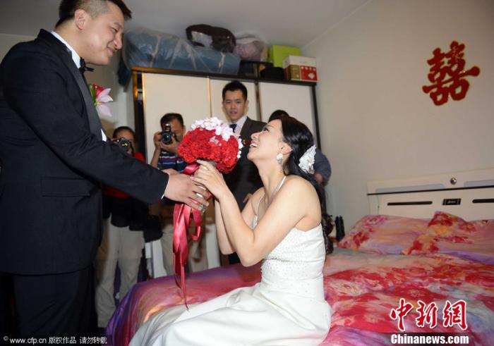 资料图：2013年9月21日，上海，“最美火炬手“金晶完婚化身幸福新娘，曾用身体保护圣火感动众人。图片来源：CFP视觉中国