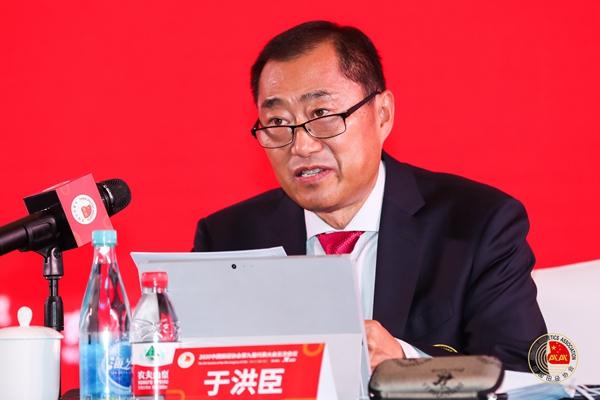 中国田径协会副主席兼秘书长于洪臣主持会议。图片来源：中国田径协会。