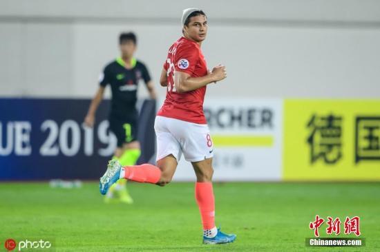 资料图：2019年10月23日晚，亚冠半决赛次回合在天河体育场打响，主场作战的广州恒大0:1不敌浦和红钻。图为艾克森头部受伤经过包扎后带伤上阵。钟振彬 摄 图片来源：IC photo