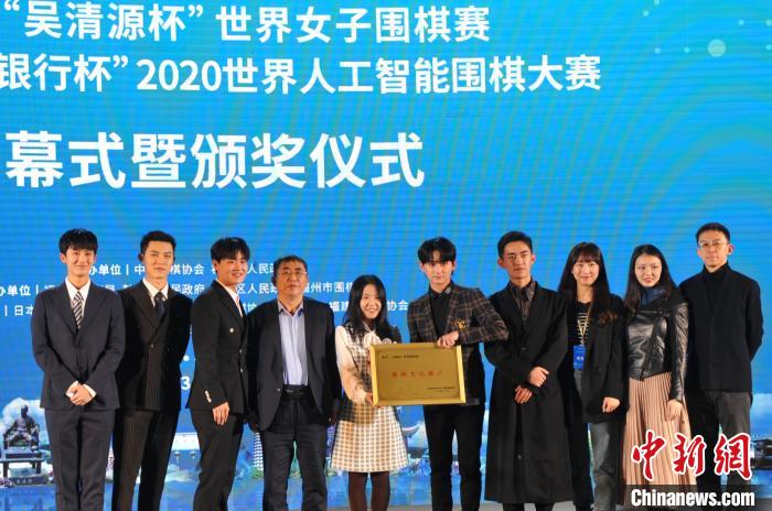 图为12月4日晚，中国围棋协会副主席聂卫平(左四)为《棋魂》剧组颁发“围棋文化推广”荣誉。　记者 张斌 摄