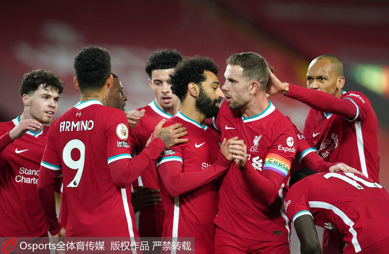 利物浦队员庆祝进球