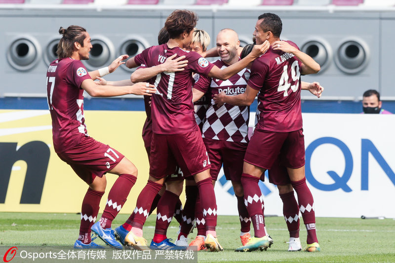 伊涅斯塔与队友庆祝进球