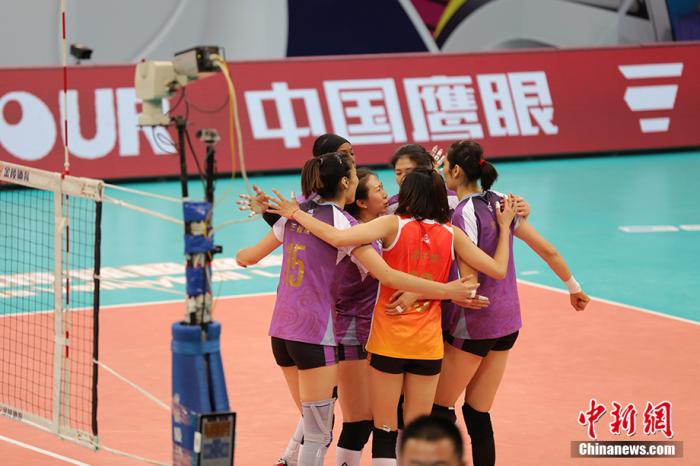 12月28日，2019—2020赛季女排超级联赛半决赛展开第二轮争夺，已经先胜一场的天津女排客场挑战北京女排。经过五局鏖战，朱婷领衔的天津队以3：2(25：23，25：23，22：25，18：25，15：5)战胜北京女排，以大比分2：0进入决赛，朱婷拿到29分。另一个决赛名额将在广州恒大女排和上海女排之间产生。/p中新网记者 田博川 摄