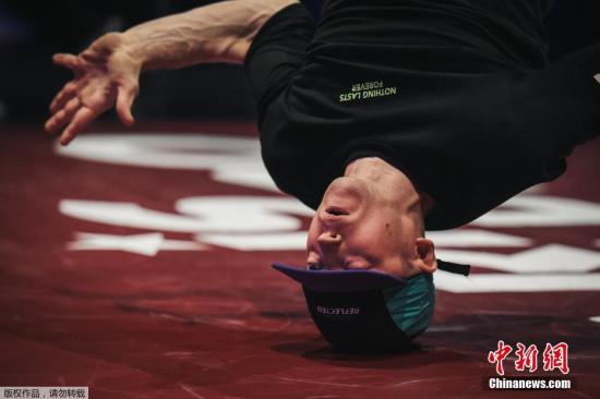 霹雳舞是街舞的一种,英文名称有Breaking、Breakdance、b-boying等,中文也有版本将其翻译为“地板舞”。 霹雳舞是街舞的一种,英文名称有Breaking、Breakdance、b-boying等,中文也有版本将其翻译为“地板舞”。