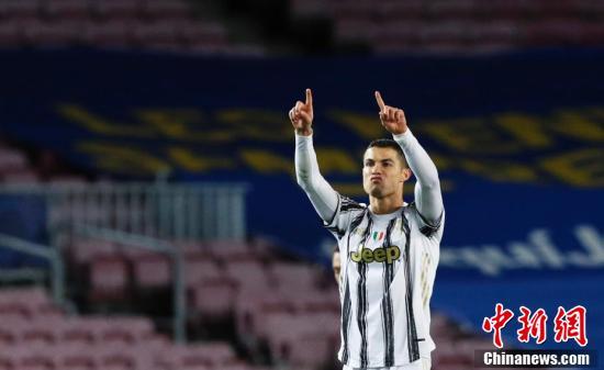 C罗在比赛中庆祝。