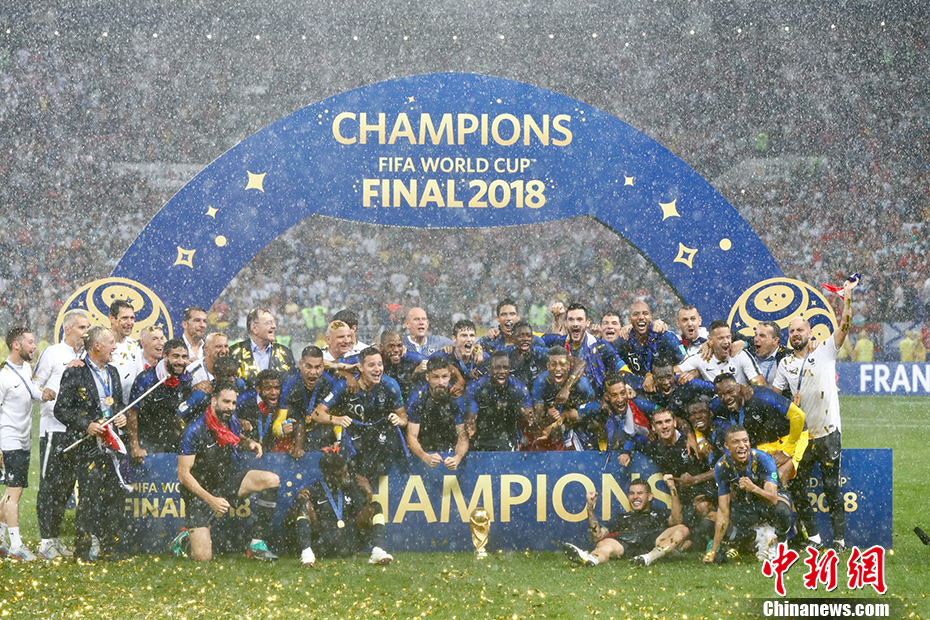 北京时间2018年7月15日晚，世界杯决赛法国4：2战胜克罗地亚，时隔20年再次捧起大力神杯。/p中新社记者 富田 摄
