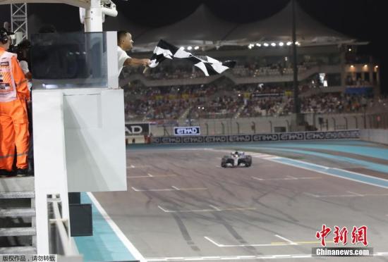 11月25日,2018F1一级方程式世界锦标赛在阿布扎比收官,梅赛德斯奔驰车队的汉密尔顿守住杆位,拿下本赛季第11个分站赛冠军,加冕车手总冠军。西班牙车手“头哥”阿隆索以第11名的成绩结束了长达17年的F1职业生涯。图为汉密尔顿驾驶奔驰赛车冲线。 11月25日,2018F1一级方程式世界锦标赛在阿布扎比收官,梅赛德斯奔驰车队的汉密尔顿守住杆位,拿下本赛季第11个分站赛冠军,加冕车手总冠军。西班牙车手“头哥”阿隆索以第11名的成绩结束了长达17年的F1职业生涯。图为汉密尔顿驾驶奔驰赛车冲线。