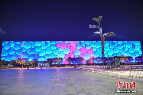 图为水立方上演国庆主题灯光秀。 /p中新网记者 翟璐 摄